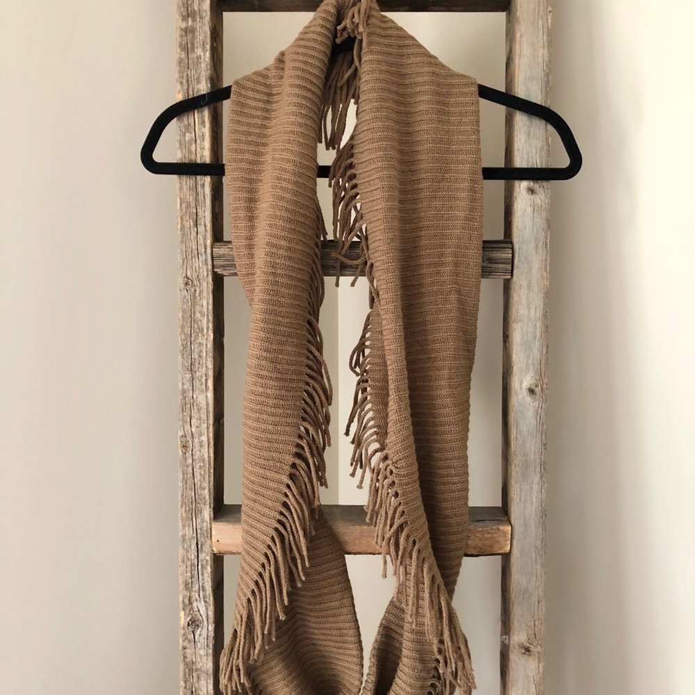🍂 Fringe Scarf - Picture 2 of 3